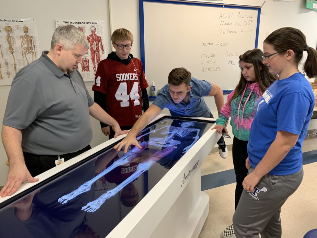 washington-county-high-school-students-work-with-virtual-dissection
